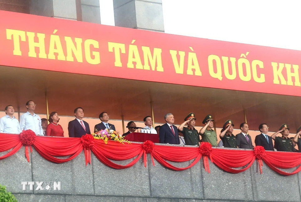Thủ tướng Phạm Minh Chính và lãnh đạo Đảng, Nhà nước trên khán đài thực hiện nghi lễ chào cờ. (Ảnh: Lâm Khánh/TTXVN)