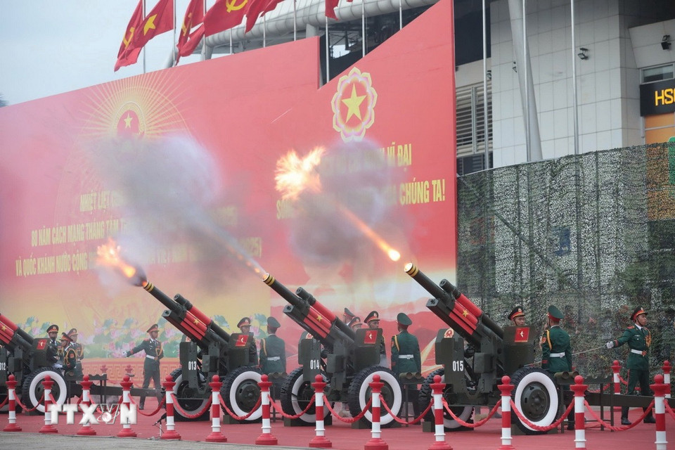 Nghi lễ bắn 21 loạt đại bác trên nền Quốc thiều nước Cộng hòa Xã hội Chủ nghĩa Việt Nam từ Sân vận động quốc gia Mỹ Đình. (Ảnh: Trần Thanh Giang/TTXVN)