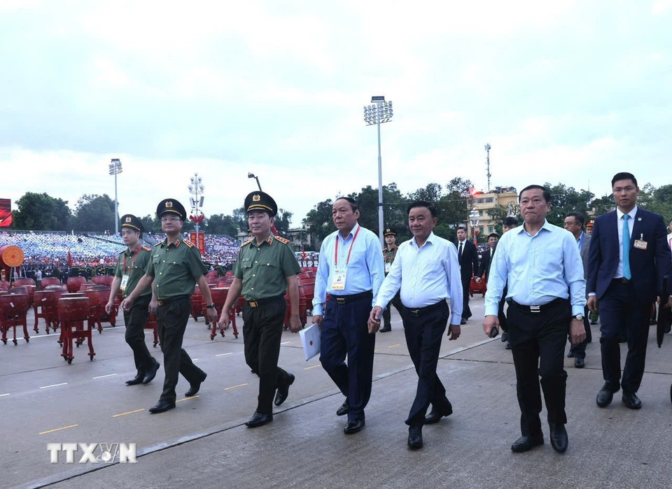 Ông Trần Cẩm Tú, Ủy viên Bộ Chính trị, Thường trực Ban Bí thư, Trưởng Ban Chỉ đạo Trung ương kỷ niệm các ngày lễ lớn và sự kiện lịch sử quan trọng của đất nước trong 3 năm 2023-2025 đến dự và kiểm tra chương trình Tổng duyệt. (Ảnh: Lâm Khánh/TTXVN)
