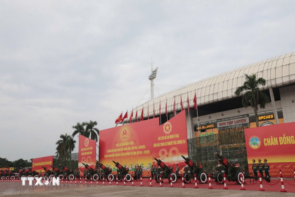 Nghi lễ bắn 21 loạt đại bác trên nền Quốc thiều nước Cộng hòa Xã hội Chủ nghĩa Việt Nam từ Sân vận động quốc gia Mỹ Đình. (Ảnh: Trần Thanh Giang/TTXVN)