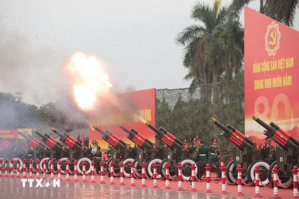 Nghi lễ bắn 21 loạt đại bác trên nền Quốc thiều nước Cộng hòa Xã hội Chủ nghĩa Việt Nam từ Sân vận động quốc gia Mỹ Đình. (Ảnh: Trần Thanh Giang/TTXVN)