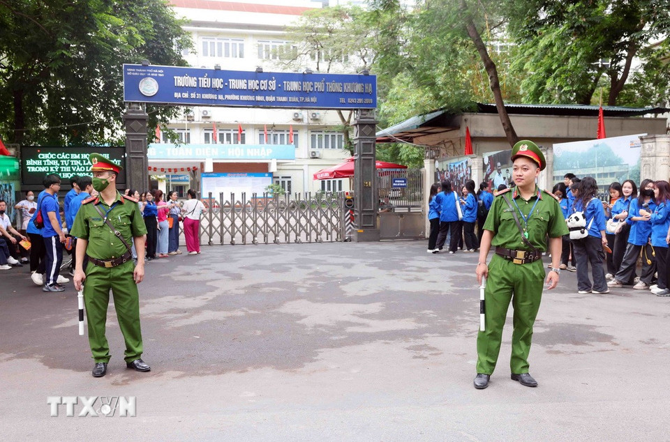 Lực lượng Công an phường Khương Đình (quận Thanh Xuân, Hà Nội) đảm bảo an ninh trật tự tại điểm thi trường Liên cấp Khương Hạ. (Ảnh: Phạm Kiên/TTXVN)