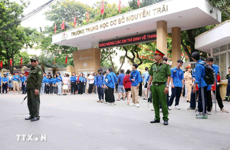 Lực lượng Công an phường Khương Trung (quận Thanh Xuân, Hà Nội) đảm bảo an ninh trật tự tại điểm thi Trường Trung học cơ sở Nguyễn Trãi. (Ảnh: Phạm Kiên/TTXVN)