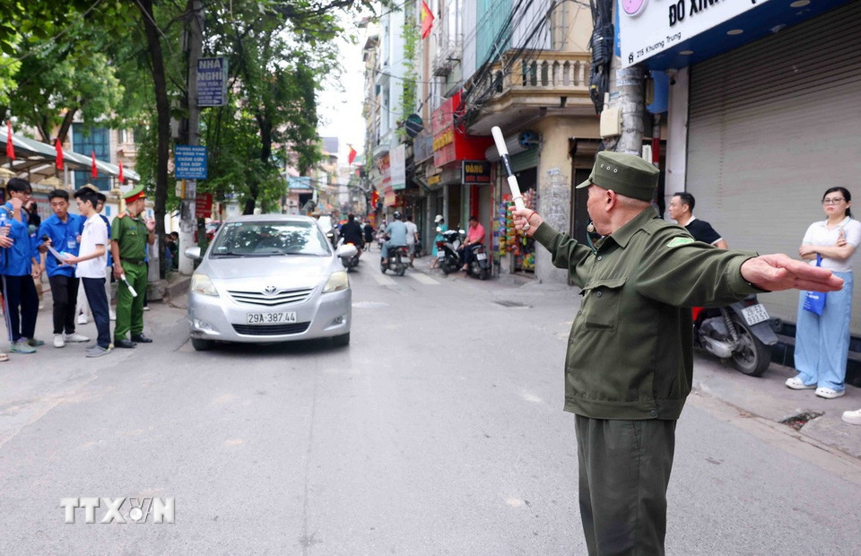 Lực lượng An ninh cơ sở phường Khương Trung (quận Thanh Xuân, Hà Nội) cũng được huy động tham gia đảm bảo an ninh trật tự, an toàn giao thông tại điểm thi Trường Trung học cơ sở Nguyễn Trãi. (Ảnh: Phạm Kiên/TTXVN)