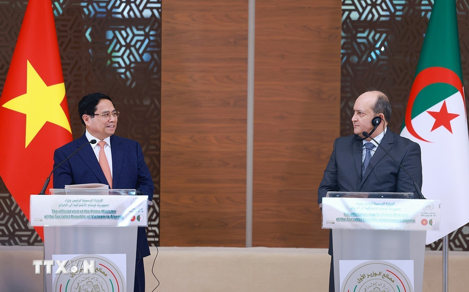 Thủ tướng Phạm Minh Chính và Thủ tướng Algeria Sifi Ghrieb gặp gỡ báo chí hai nước. (Ảnh: Dương Giang/TTXVN)