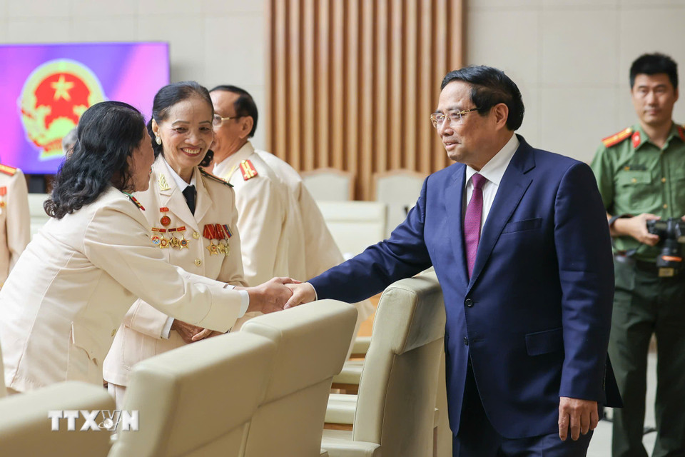 Thủ tướng Phạm Minh Chính gặp mặt Ban liên lạc Công an chi viện chiến trường miền Nam. (Ảnh: Dương Giang/TTXVN)