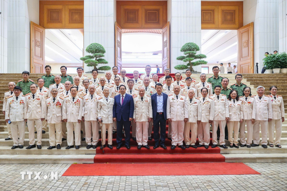 Thủ tướng Phạm Minh Chính với Ban liên lạc Công an chi viện chiến trường miền Nam. (Ảnh: Dương Giang/TTXVN)
