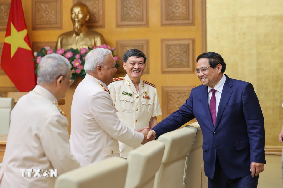 Thủ tướng Phạm Minh Chính gặp mặt Ban liên lạc Công an chi viện chiến trường miền Nam. (Ảnh: Dương Giang/TTXVN)