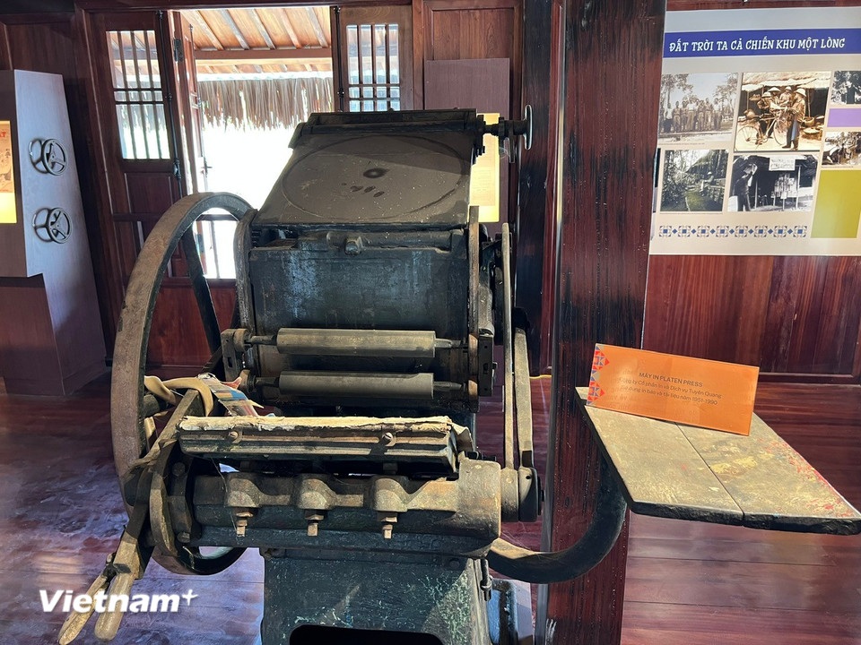 Các hiện vật tại Di tích lịch sử quốc gia Địa điểm Trường dạy làm báo Huỳnh Thúc Kháng. (Ảnh: Trần Hương Sơn/Vietnam+)