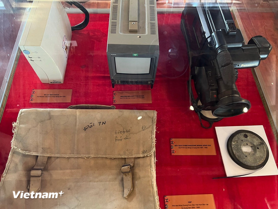 Phương tiện tác nghiệp được lưu giữ tại Di tích lịch sử quốc gia Địa điểm Trường dạy làm báo Huỳnh Thúc Kháng. (Ảnh: Trần Hương Sơn/Vietnam+)