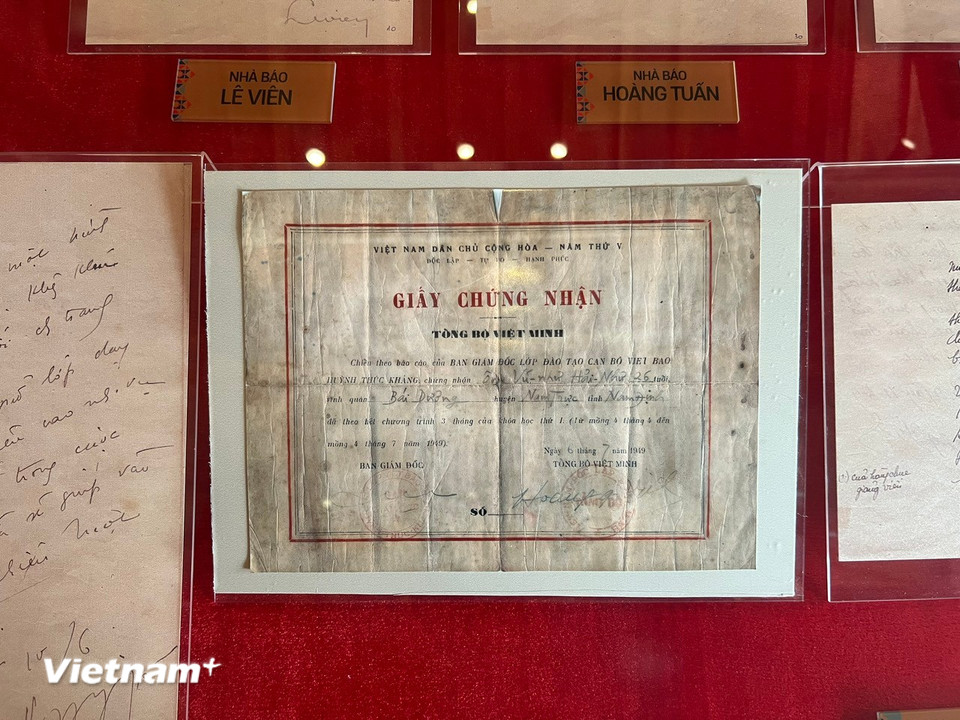 Giấy chứng nhận được lưu giữ tại Di tích lịch sử quốc gia Địa điểm Trường dạy làm báo Huỳnh Thúc Kháng. (Ảnh: Trần Hương Sơn/Vietnam+)