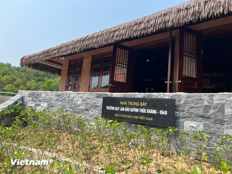 Nhà trưng bày tại Di tích lịch sử quốc gia Địa điểm Trường dạy làm báo Huỳnh Thúc Kháng. (Ảnh: Trần Hương Sơn/Vietnam+)