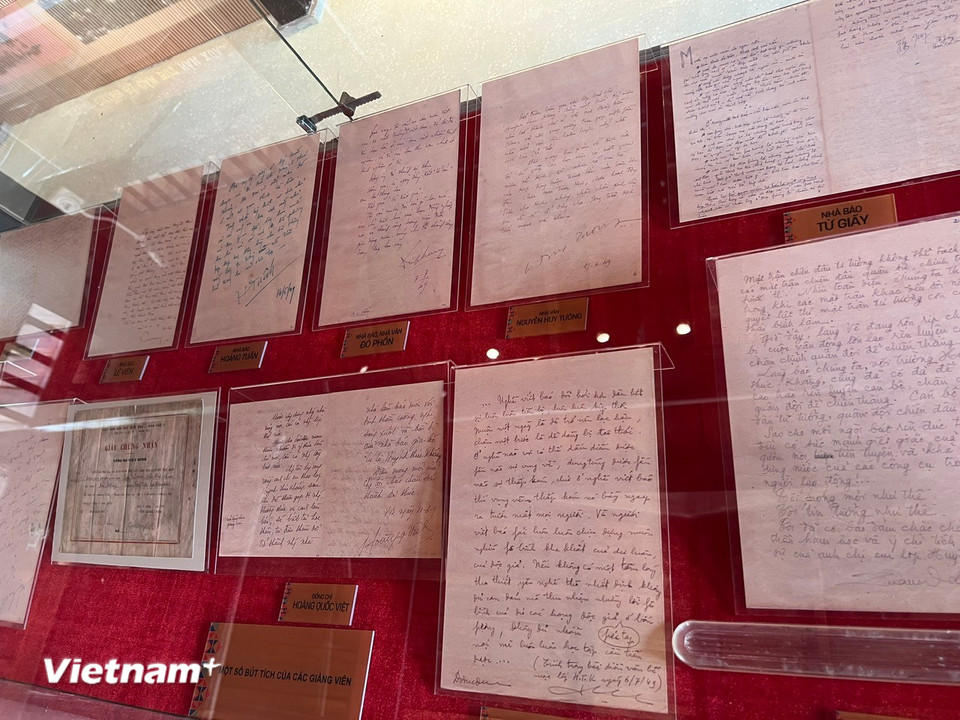 Trưng bày tại Di tích lịch sử quốc gia Địa điểm Trường dạy làm báo Huỳnh Thúc Kháng. (Ảnh: Trần Hương Sơn/Vietnam+)
