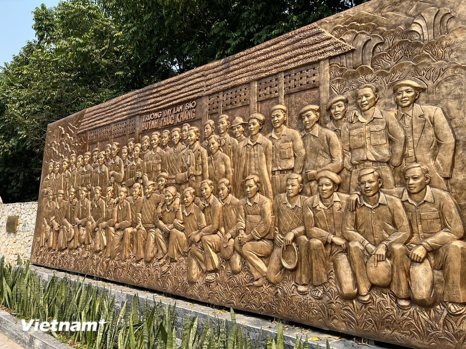 Bức phù điêu tại Di tích lịch sử quốc gia Địa điểm Trường dạy làm báo Huỳnh Thúc Kháng. (Ảnh: Trần Hương Sơn/Vietnam+)