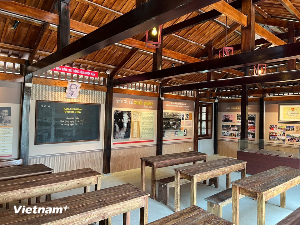 Một lớp học tại Di tích lịch sử quốc gia Địa điểm Trường dạy làm báo Huỳnh Thúc Kháng. (Ảnh: Trần Hương Sơn/Vietnam+)