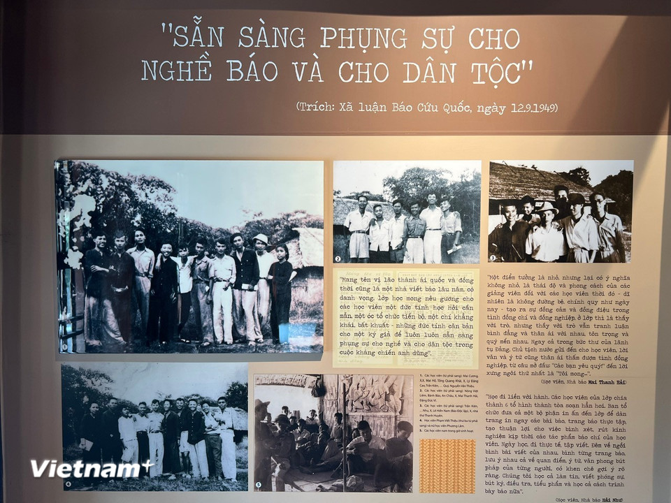 Trưng bày tại Di tích lịch sử quốc gia Địa điểm Trường dạy làm báo Huỳnh Thúc Kháng. (Ảnh: Trần Hương Sơn/Vietnam+)