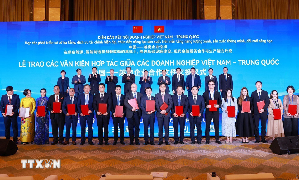 Thủ tướng Phạm Minh Chính chứng kiến trao thỏa thuận hợp tác giữa doanh nghiệp Việt Nam-Trung Quốc. (Ảnh: Dương Giang/TTXVN)