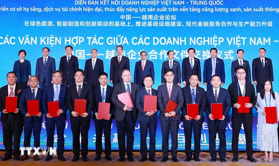 Thủ tướng Phạm Minh Chính chứng kiến trao thỏa thuận hợp tác giữa doanh nghiệp Việt Nam-Trung Quốc. (Ảnh: Dương Giang/TTXVN)