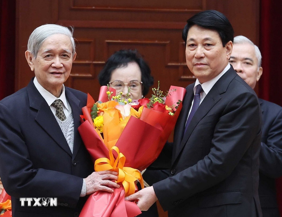 Ủy viên Bộ Chính trị, Chủ tịch nước Lương Cường trao Huy hiệu 60 năm tuổi Đảng sớm cho ông Hồ Tiến Nghị, nguyên Ủy viên Trung ương Đảng, nguyên Trợ lý Tổng Bí thư, nguyên Tổng Giám đốc TTXVN. (Ảnh: Thống Nhất/TTXVN)