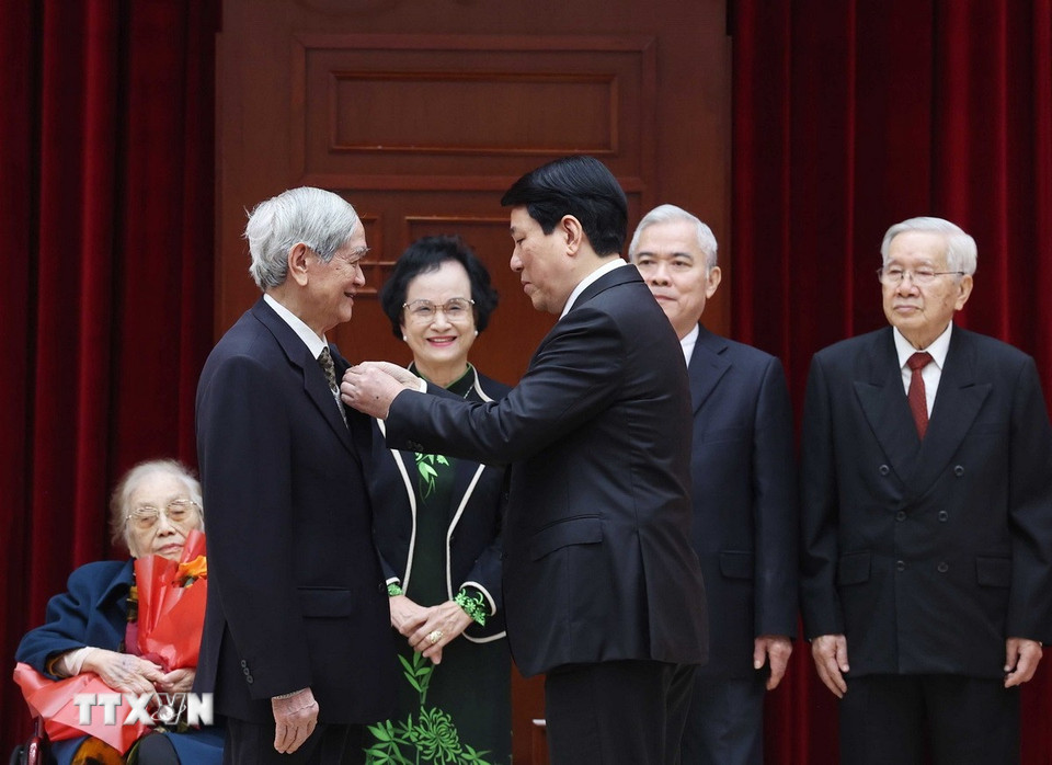 Ủy viên Bộ Chính trị, Chủ tịch nước Lương Cường trao Huy hiệu 60 năm tuổi Đảng sớm cho ông Hồ Tiến Nghị, nguyên Ủy viên Trung ương Đảng, nguyên Trợ lý Tổng Bí thư, nguyên Tổng Giám đốc TTXVN. (Ảnh: Thống Nhất/TTXVN)