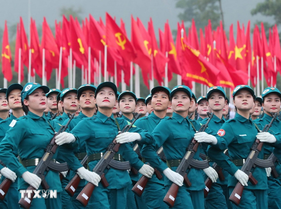 Khối Dân quân tự vệ miền Bắc tham gia hợp luyện. (Ảnh: Trọng Đức/TTXVN)