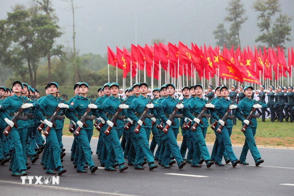 Khối Dân quân tự vệ miền Bắc tham gia hợp luyện. (Ảnh: Trọng Đức/TTXVN)