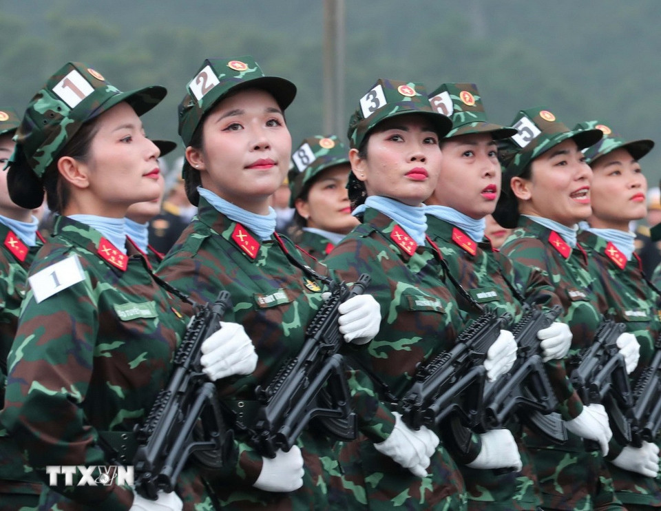 Khối nữ lực lượng Gìn giữ hòa bình Việt Nam tham gia hợp luyện. (Ảnh: Trọng Đức/TTXVN)