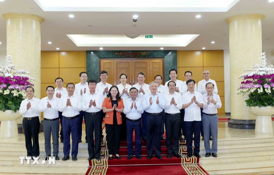 Tổ công tác số 4 của Bộ Chính trị với Ban Thường vụ Tỉnh ủy Lào Cai. (Ảnh: Phương Hoa/TTXVN)