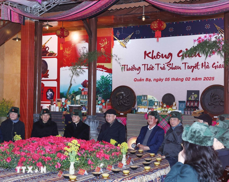 Tổng Bí thư Tô Lâm dự chương trình văn hóa của nhân dân các dân tộc tỉnh Hà Giang. (Ảnh: Thống Nhất/TTXVN)