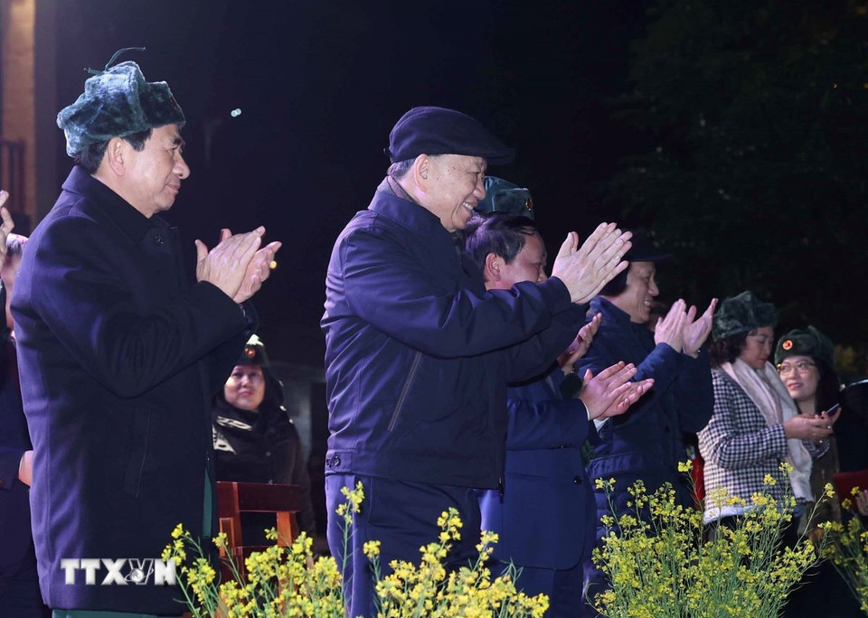 Tổng Bí thư Tô Lâm và các đại biểu dự chương trình văn hoá của nhân dân các dân tộc tỉnh Hà Giang. (Ảnh: Thống Nhất/TTXVN)