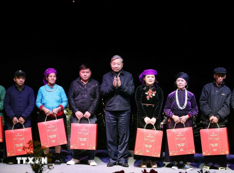 Tổng Bí thư Tô Lâm tặng quà cho gia đình chính sách huyện Quản Bạ, tỉnh Hà Giang. (Ảnh: Thống Nhất/TTXVN)