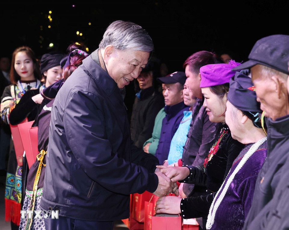 Tổng Bí thư Tô Lâm tặng quà cho gia đình chính sách huyện Quản Bạ, tỉnh Hà Giang. (Ảnh: Thống Nhất/TTXVN)