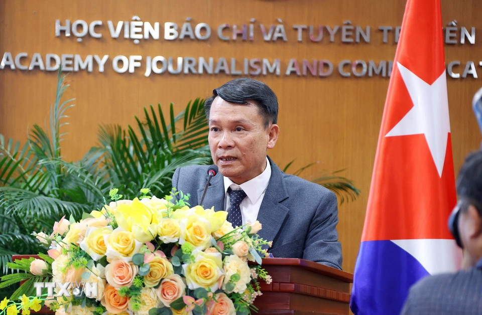 Đồng chí Nguyễn Đức Lợi, nguyên Ủy viên Trung ương Đảng, nguyên Tổng Giám đốc TTXVN, Phó Chủ tịch Thường trực Hội Nhà báo Việt Nam chia sẻ về những trải nghiệm và kỷ niệm từng học tập, công tác tại Cuba. (Ảnh: Văn Điệp/TTXVN)