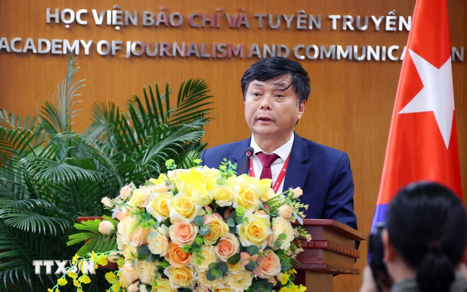 Phó Giáo sư-tiến sỹ Lê Minh Sơn, Giám đốc Học viện Báo chí và Tuyên truyền phát biểu. (Ảnh: Văn Điệp/TTXVN)