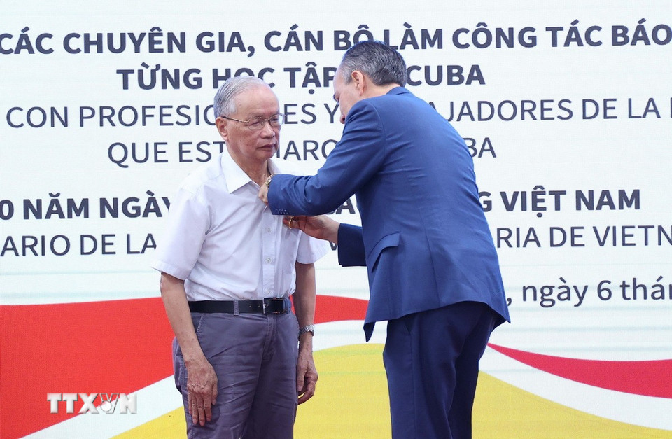 Đại sứ Cuba tại Việt Nam Rogelio Polanco Fuentes trao tặng Huy chương Félix Elmusa cho đồng chí Phạm Đình Lợi, nhà báo, dịch giả và tác giả cuốn sách "Fidel Castro: Huyền thoại vượt thời gian." (Ảnh: Văn Điệp/TTXVN)