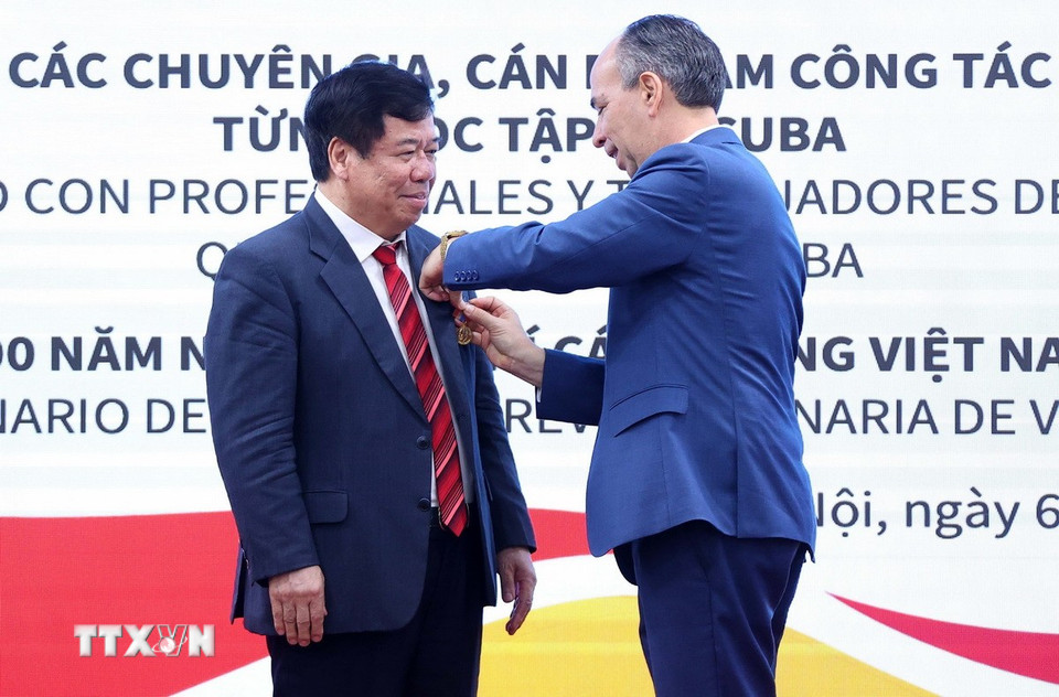 Đại sứ Cuba tại Việt Nam Rogelio Polanco Fuentes trao tặng Huy chương Félix Elmusa cho nhà báo Nguyễn Viết Thảo, nguyên Phó Giám đốc Học viện Chính trị Quốc gia Hồ Chí Minh, Phó Chủ tịch Thường trực Hội Hữu nghị Việt Nam-Cuba. (Ảnh: Văn Điệp/TTXVN)