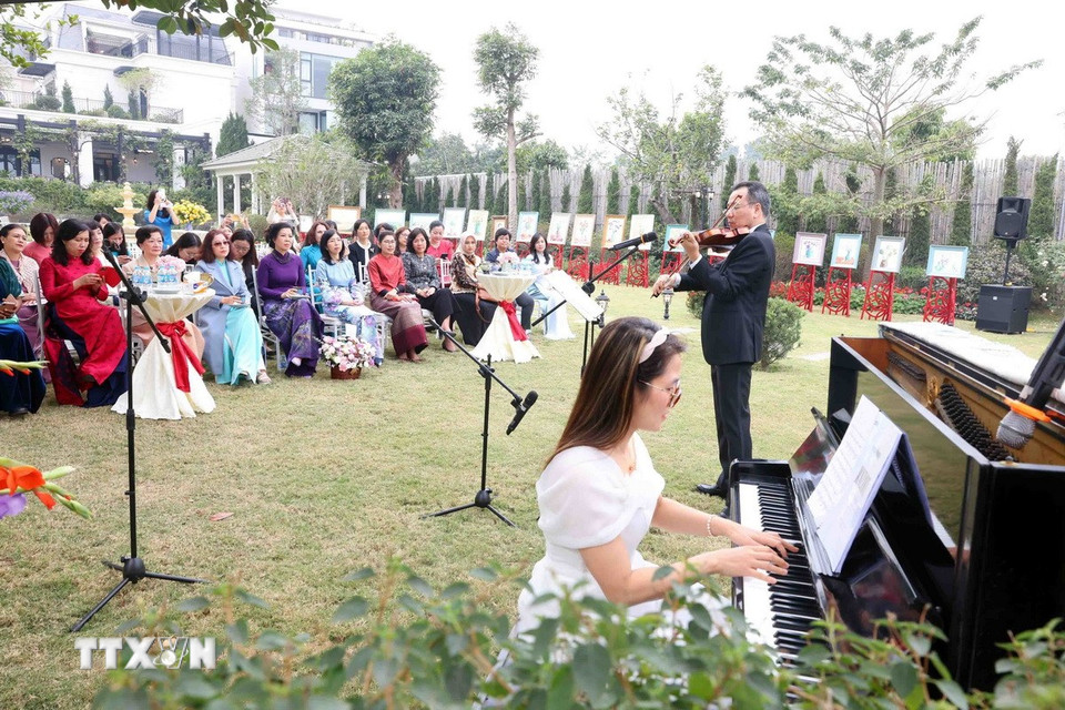 Bà Ngô Phương Ly, Phu nhân Tổng Bí thư Tô Lâm cùng các đại biểu thưởng thức chương trình biểu diễn nghệ thuật. (Ảnh: Phạm Kiên/TTXVN)