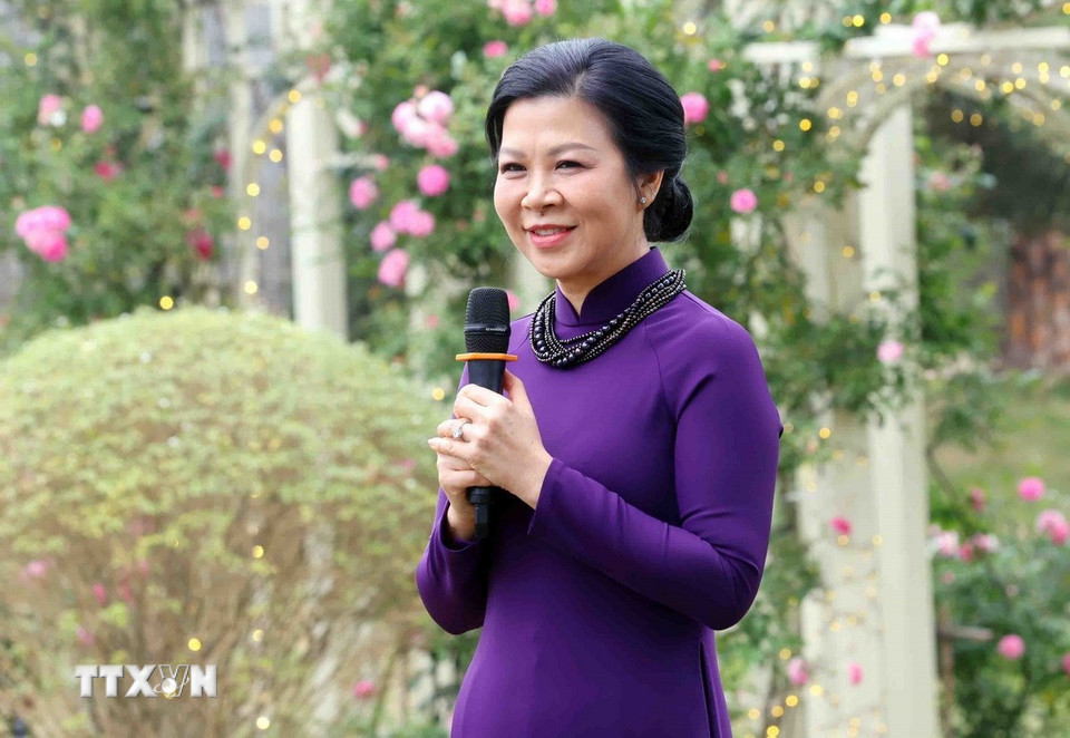 Bà Ngô Phương Ly, Phu nhân Tổng Bí thư Tô Lâm phát biểu chúc mừng Nhóm Phụ nữ Cộng đồng ASEAN tại Hà Nội nhân dịp năm mới. (Ảnh: Phạm Kiên/TTXVN)