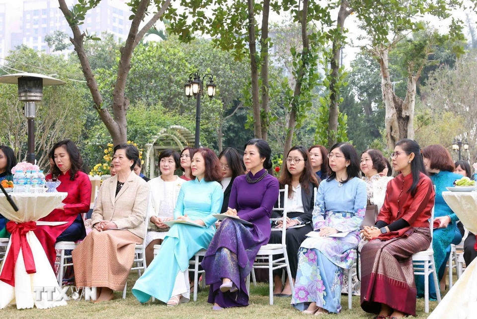 Bà Ngô Phương Ly, Phu nhân Tổng Bí thư Tô Lâm cùng các đại biểu tham dự buổi gặp mặt. (Ảnh: Phạm Kiên/TTXVN)