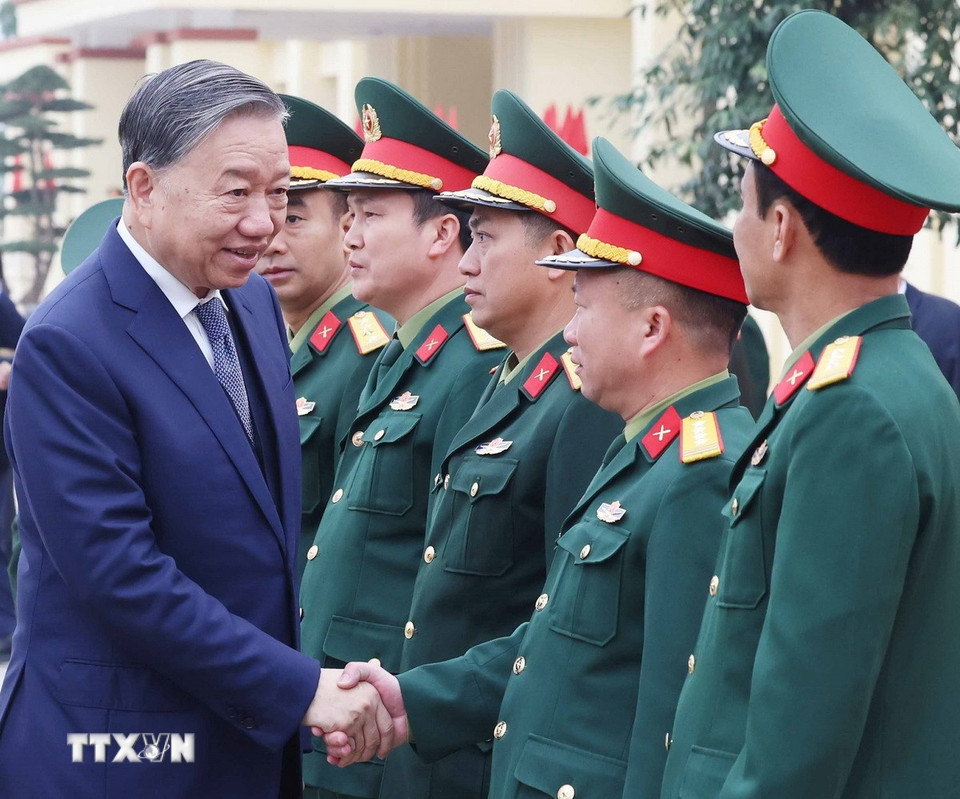 Tổng Bí thư Tô Lâm với cán bộ, sỹ quan chỉ huy Lữ đoàn tên lửa 490. (Ảnh: Thống Nhất /TTXVN)