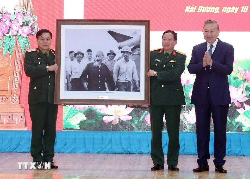 Tổng Bí thư Tô Lâm tặng bức ảnh Bác Hồ với bộ đội tên lửa cho Lữ đoàn tên lửa 490. (Ảnh: Thống Nhất/TTXVN)