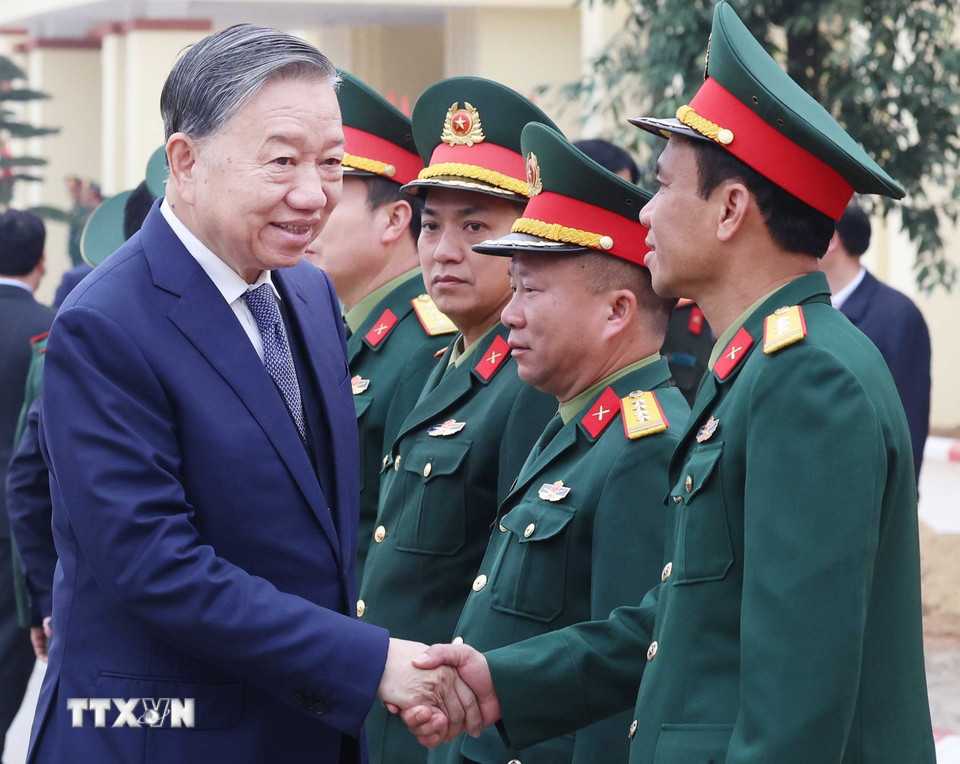 Tổng Bí thư Tô Lâm với cán bộ, sỹ quan chỉ huy Lữ đoàn tên lửa 490. (Ảnh: Thống Nhất /TTXVN)