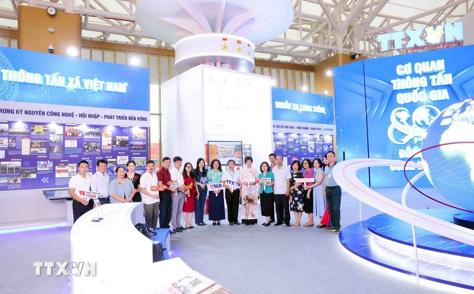 Các đại biểu tham dự tổng duyệt khu trưng bày của Thông tấn xã Việt Nam. (Ảnh: Phạm Kiên/TTXVN)