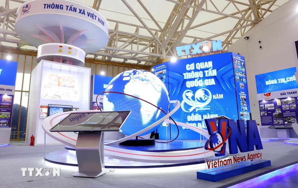 Khu trưng bày giới thiệu hành trình 80 năm cơ quan thông tấn quốc gia ra đời, xây dựng, phát triển và đồng hành cùng đất nước, với thông điệp “Nguồn tin chính thống-Dòng tin chủ lực." (Ảnh: Phạm Kiên/TTXVN)