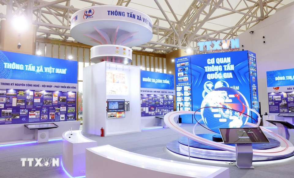 Khu trưng bày giới thiệu hành trình 80 năm cơ quan thông tấn quốc gia ra đời, xây dựng, phát triển và đồng hành cùng đất nước, với thông điệp “Nguồn tin chính thống-Dòng tin chủ lực." (Ảnh: Phạm Kiên/TTXVN)