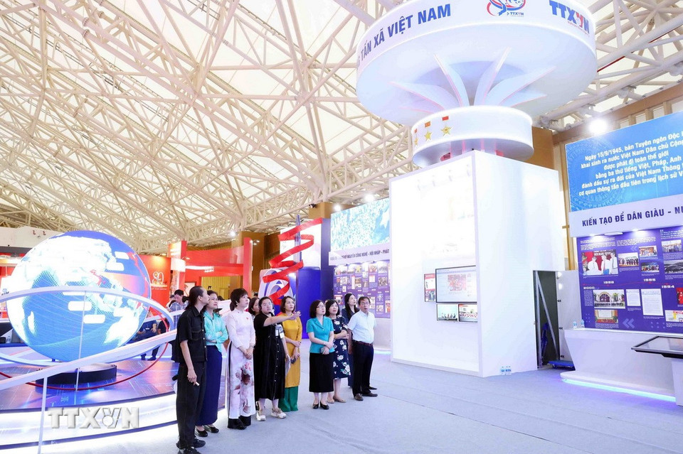 Tổng Giám đốc Thông tấn xã Việt Nam Vũ Việt Trang và các đại biểu tham dự tổng duyệt khu trưng bày của Thông tấn xã Việt Nam. (Ảnh: Phạm Kiên/TTXVN)