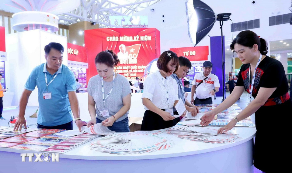 Khu trưng bày giới thiệu các ấn phẩm của TTXVN. (Ảnh: Phạm Kiên/TTXVN)