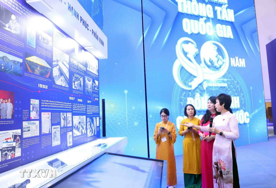 Tổng Giám đốc Thông tấn xã Việt Nam Vũ Việt Trang trực tiếp chỉ đạo tại khu trưng bày của Thông tấn xã Việt Nam. (Ảnh: Phạm Kiên/TTXVN)