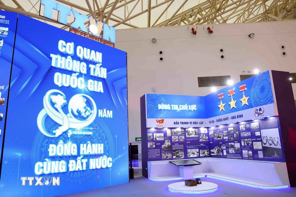 Khu trưng bày giới thiệu hành trình 80 năm cơ quan thông tấn quốc gia ra đời, xây dựng, phát triển và đồng hành cùng đất nước, với thông điệp 'Nguồn tin chính thống-Dòng tin chủ lực.' (Ảnh: Phạm Kiên/TTXVN)