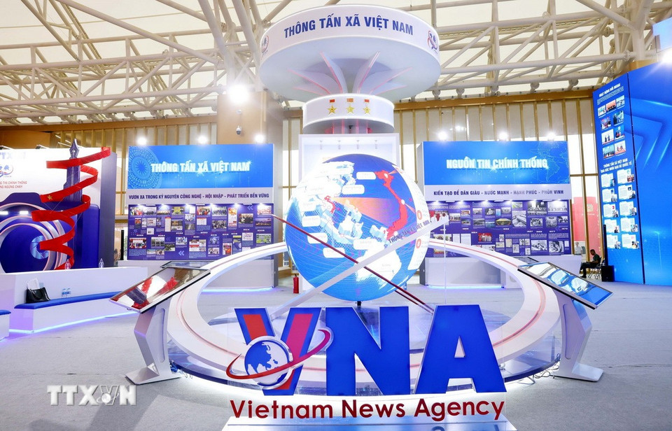 Khu trưng bày giới thiệu hành trình 80 năm cơ quan thông tấn quốc gia ra đời, xây dựng, phát triển và đồng hành cùng đất nước, với thông điệp “Nguồn tin chính thống-Dòng tin chủ lực." (Ảnh: Phạm Kiên/TTXVN)